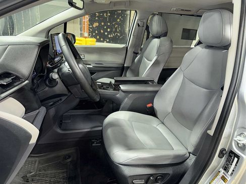 Used 2023 Toyota Sienna XLE FWD image 15