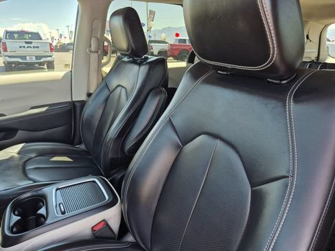 Used 2023 Chrysler Pacifica Touring-L FWD image 18