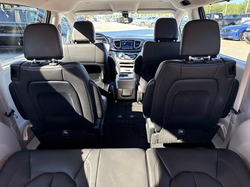 Used 2017 Chrysler Pacifica Touring-L w/ Tire & Wheel Group FWD image 19