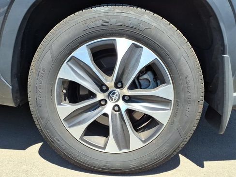 Used 2021 Toyota Highlander XLE AWD/4WD image 21