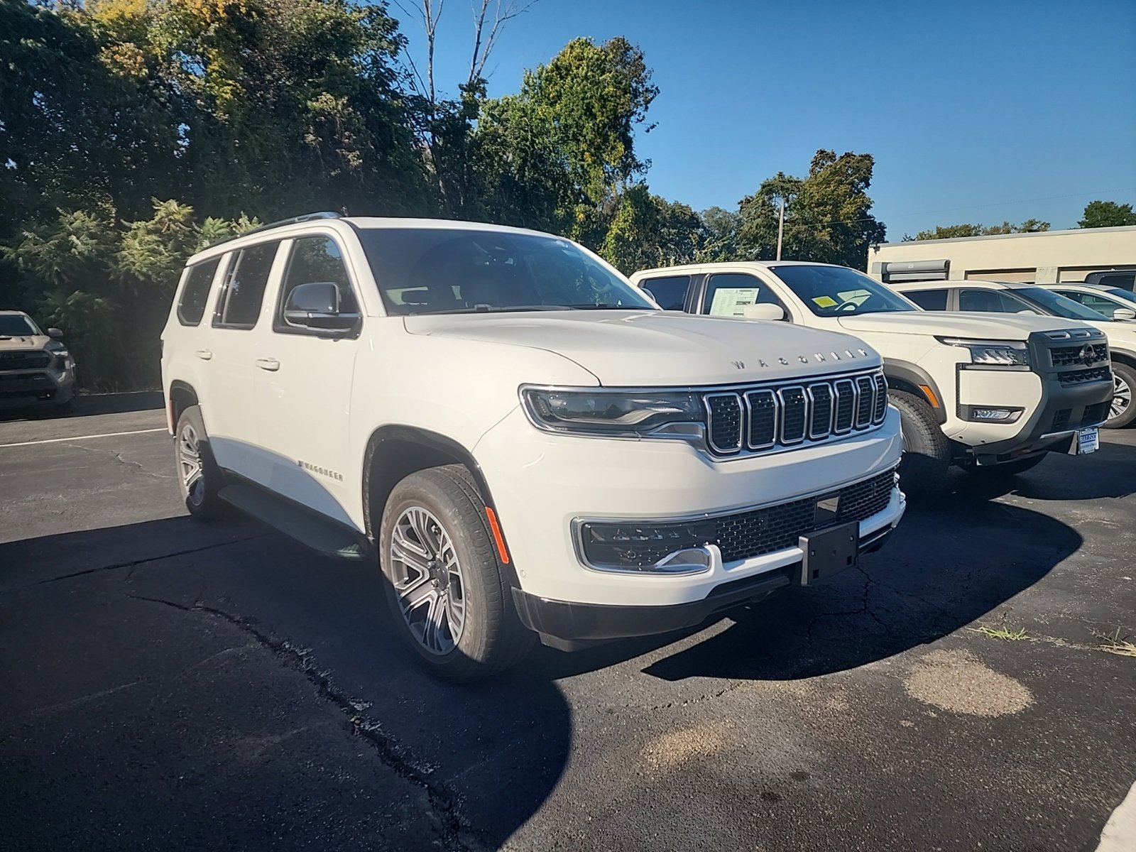 Used 2023 Jeep Wagoneer 4WD w/ Premium Group I image 1
