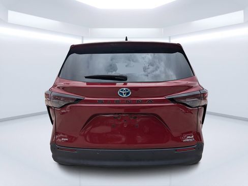 Used 2023 Toyota Sienna XLE FWD image 4