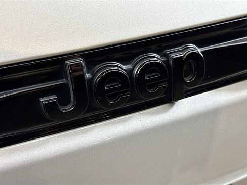 Used 2024 Jeep Grand Cherokee Altitude RWD image 32