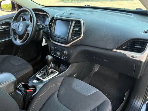 Used 2015 Jeep Cherokee Latitude w/ Cold Weather Group AWD/4WD image 40
