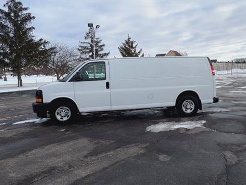 Used 2017 Chevrolet Express 3500 Extended image 6
