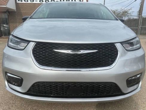 Used 2024 Chrysler Pacifica Touring-L image 2