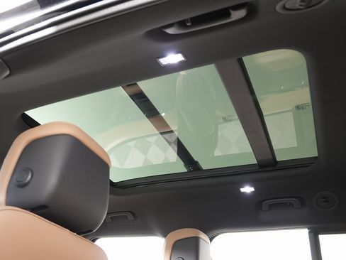 Used 2025 Land Rover Defender 130 X-Dynamic SE image 19