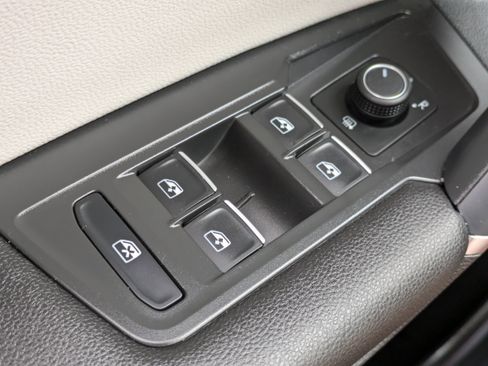 Used 2020 Volkswagen Tiguan SEL image 23