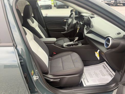 Used 2025 Chevrolet Trax LS w/ LS Convenience Package FWD image 38