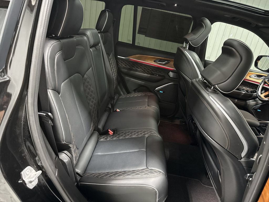 Used 2025 Jeep Grand Cherokee Summit AWD/4WD image 28