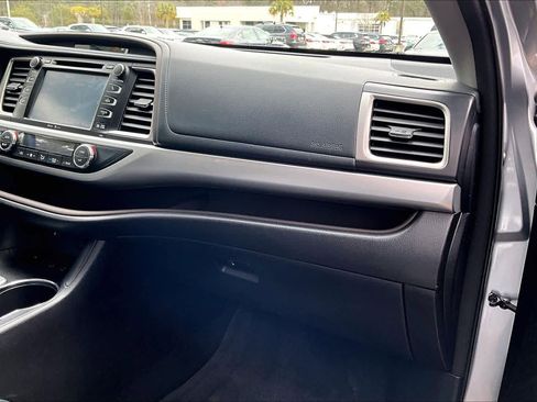 Used 2015 Toyota Highlander XLE image 18
