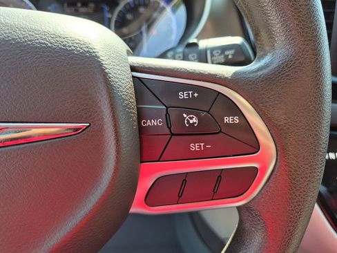 Used 2017 Chrysler Pacifica Touring FWD image 17