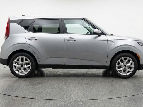 Used 2025 Kia Soul LX w/ LX Technology Package FWD image 11