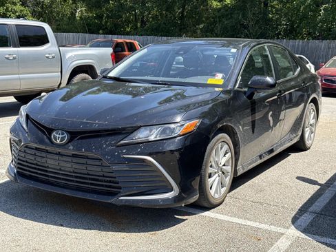 Used 2022 Toyota Camry LE FWD image 2