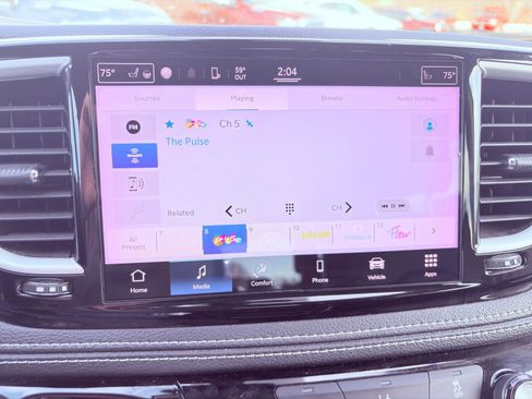 Used 2022 Chrysler Pacifica Touring-L image 27