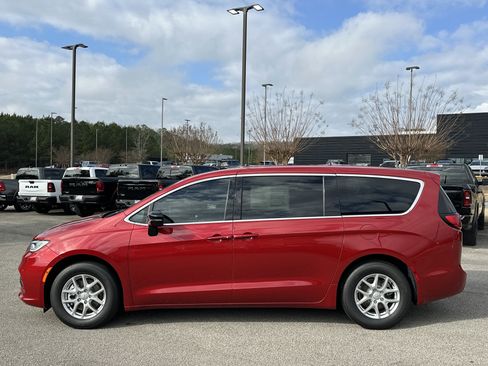 New 2026 Chrysler Pacifica Select image 4