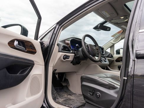 Used 2023 Chrysler Pacifica Limited image 14