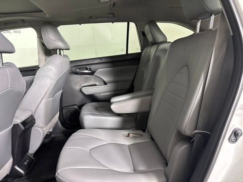 Used 2021 Toyota Highlander XLE AWD/4WD image 24