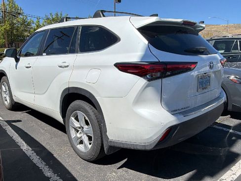 Used 2023 Toyota Highlander LE image 3