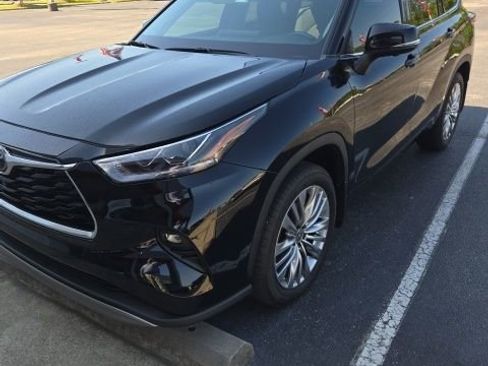 Used 2024 Toyota Highlander Platinum image 9