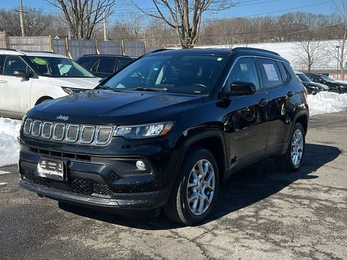 Used 2022 Jeep Compass Latitude image 4