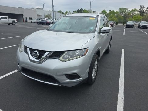 Used 2016 Nissan Rogue SV w/ SV Premium Package image 11