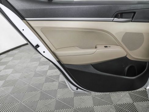 Used 2017 Hyundai Elantra SE image 38