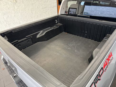 Used 2018 Toyota Tacoma TRD Off-Road image 9