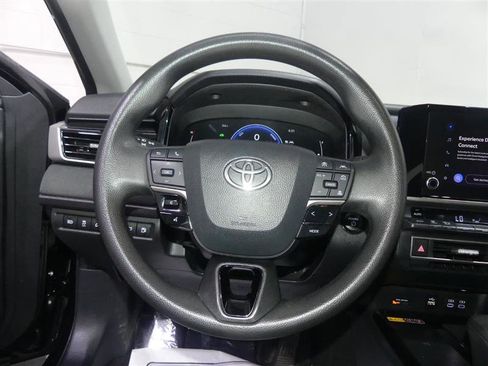 Used 2025 Toyota Camry LE image 30