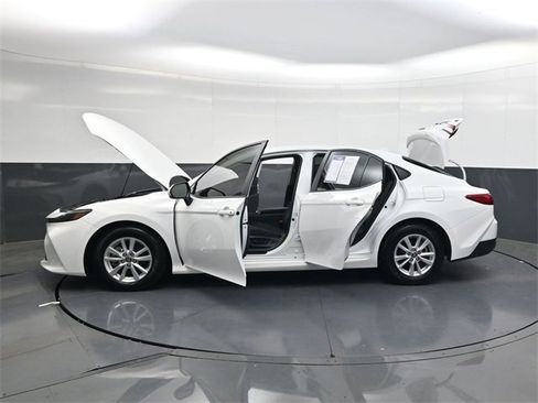 Used 2025 Toyota Camry LE w/ Convenience Package image 39