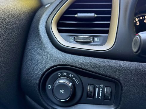 Used 2017 Jeep Renegade Limited AWD/4WD image 22