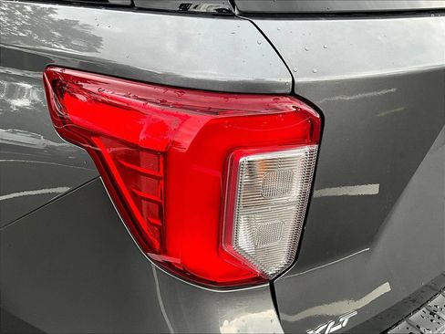 Used 2021 Ford Explorer XLT AWD/4WD image 25