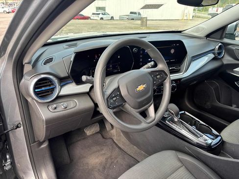 Used 2026 Chevrolet Trax LT FWD image 11
