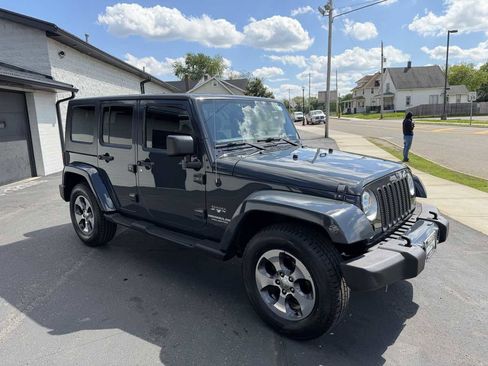 Used 2017 Jeep Wrangler Unlimited Sahara w/ Connectivity Group AWD/4WD image 7