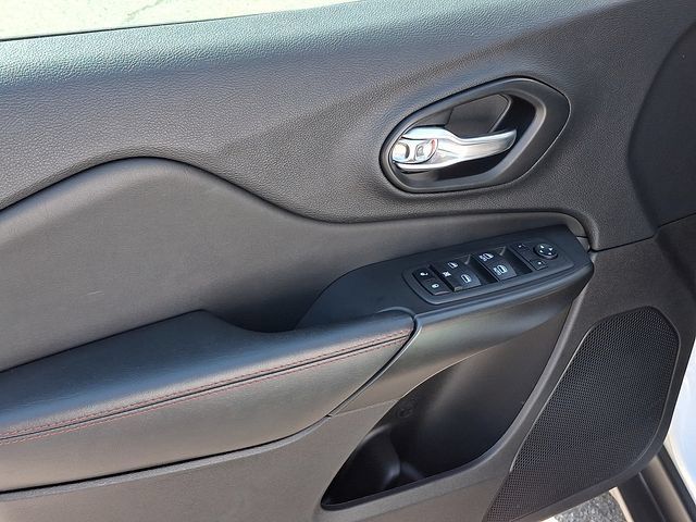 Used 2022 Jeep Cherokee Trailhawk AWD/4WD image 12
