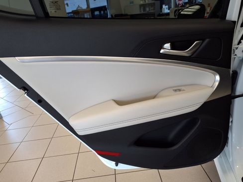 Used 2025 Genesis G70 2.5T RWD image 18