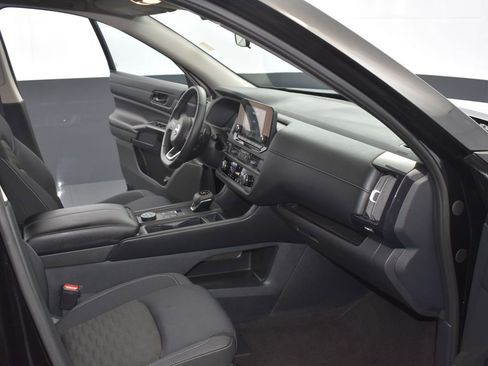 Used 2024 Nissan Pathfinder S AWD/4WD image 17