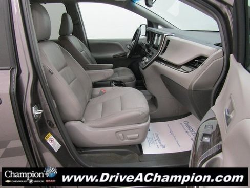 Used 2015 Toyota Sienna L image 38