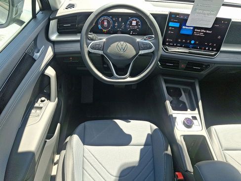 Certified 2025 Volkswagen Tiguan SE image 11