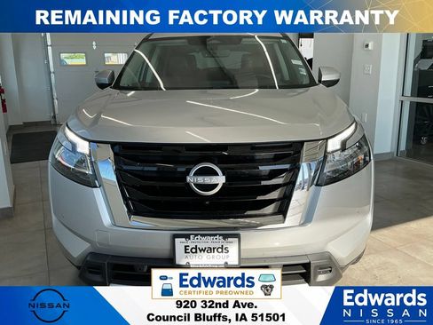 Used 2024 Nissan Pathfinder Platinum AWD/4WD image 3