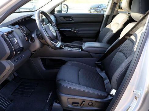 Certified 2025 Nissan Pathfinder SV FWD image 19