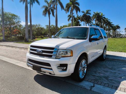 Used 2017 Ford Expedition Platinum RWD image 3