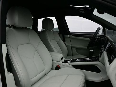 Certified 2025 Porsche Macan AWD/4WD image 17