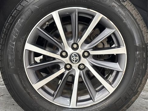 Used 2018 Toyota Highlander XLE image 32