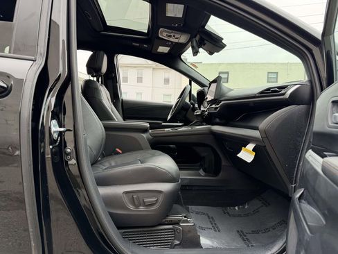 Used 2025 Toyota Sienna Platinum AWD/4WD image 11