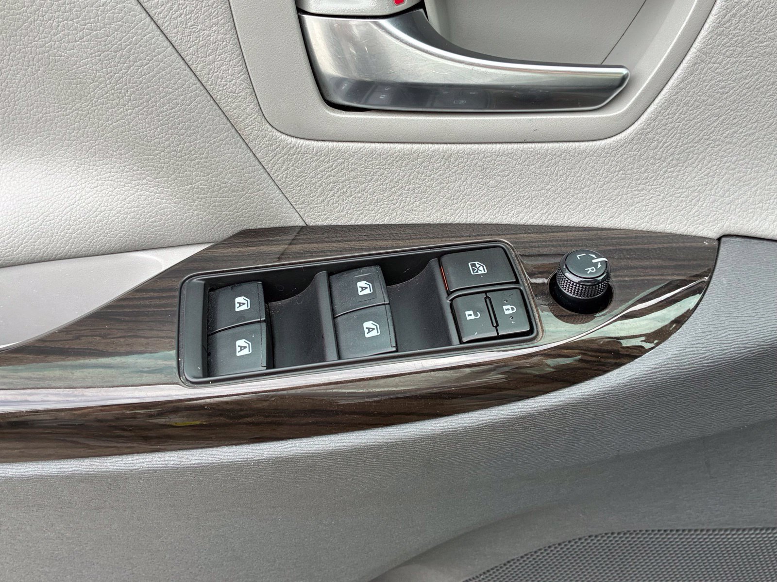 Used 2020 Toyota Sienna XLE Premium FWD image 13