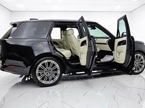 Used 2025 Land Rover Range Rover SE AWD/4WD image 12