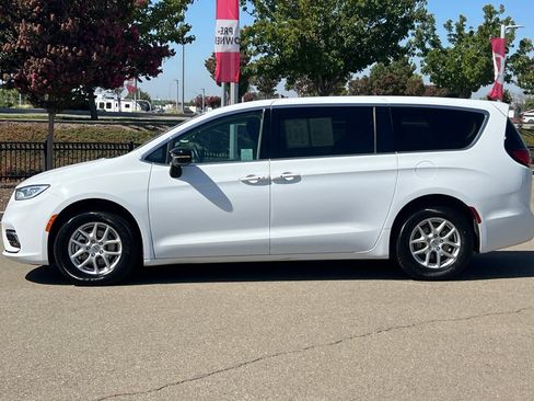 Used 2024 Chrysler Pacifica Touring-L FWD image 7