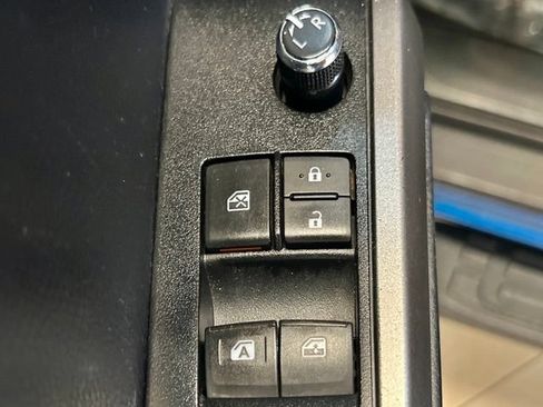 Used 2018 Toyota Tacoma SR5 AWD/4WD image 32