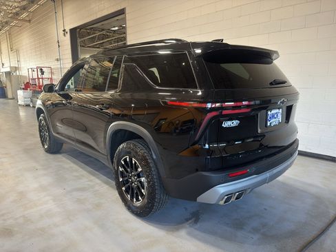 Used 2024 Chevrolet Traverse Z71 image 3